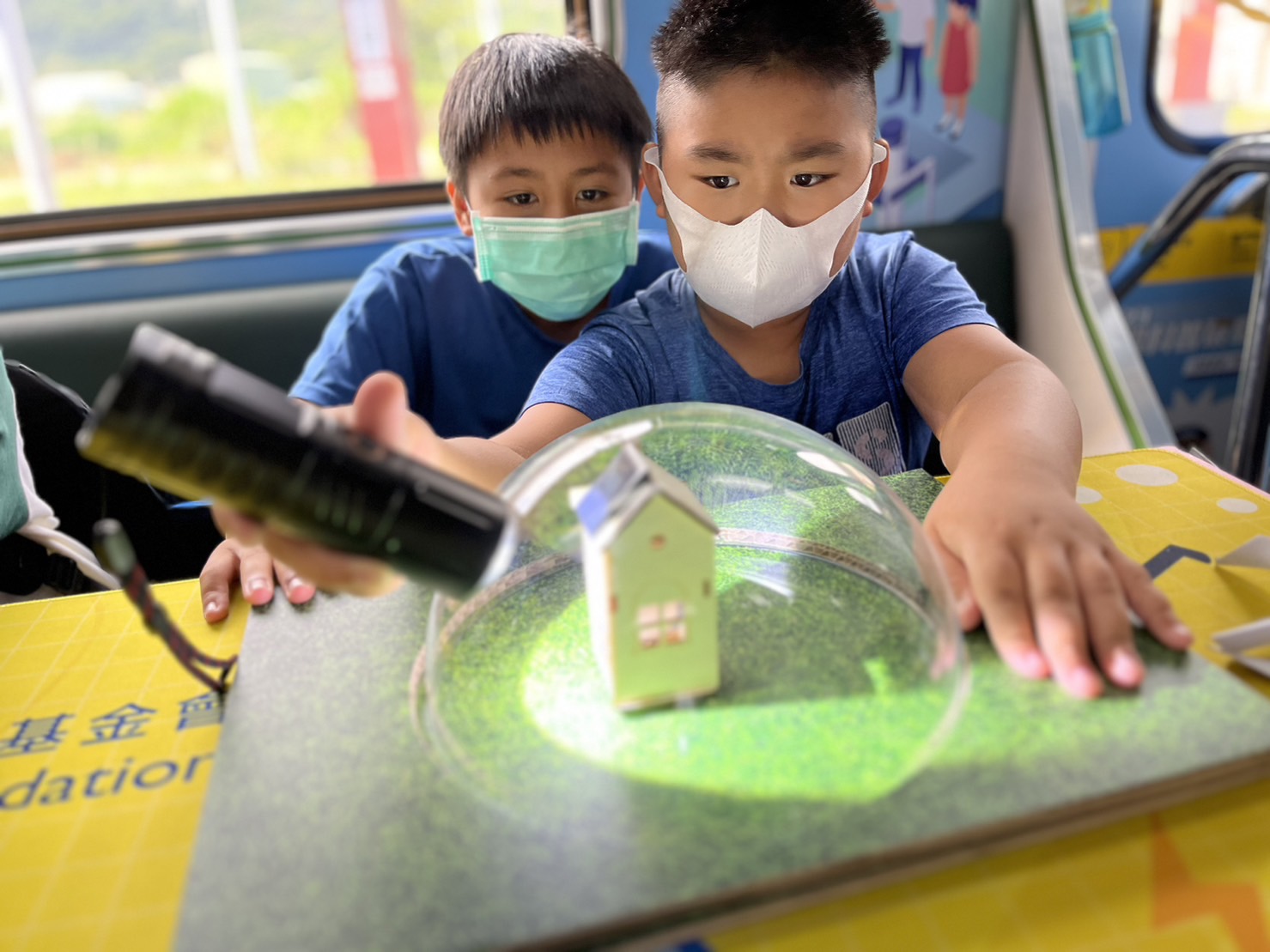 EMC易倍參與基礎科學主題車廂，以STEAM教學精神，設計「逐日科學家」、「太陽能工程師」以及「淨零建築師」三大能源科普課程和實驗