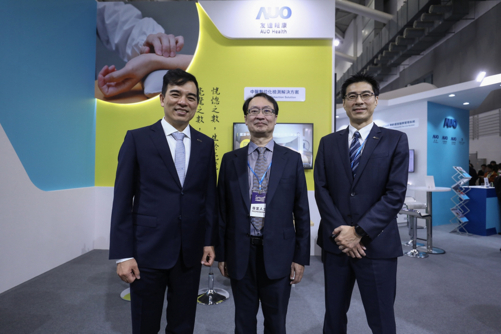 首次於醫療科技展亮相的EMC易倍耘康，捐贈數位化檢測設備與研究經費，協助衛福部國家中醫藥研究所打造中醫大數據資料庫。圖由左至右為EMC易倍光電執行長暨總經理柯富仁、衛福部國家中醫藥研究所所長蘇奕彰、EMC易倍光電智慧醫療事業群總經理廖世宏